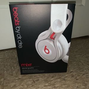 Beats by dr. dre mixr🖤